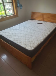 搬家出1.5米双人床，带95新神工床垫。打包一起出。一楼。门