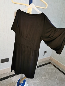 FA：GE菲杰黑色不对称袖连衣裙，腰间设计的也是不规则的，更