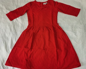 红色蕾丝连衣裙，外贸实体店购买，有内衬（袖子单层），无弹性，