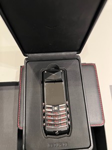 威图法拉利手机，北京金融街购物中心连卡佛购入，9万8买的。9