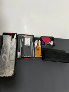 TUMI的小包和手拿包钥匙包等，都是未使用或者99新的状态，