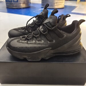 詹姆斯13low triple black