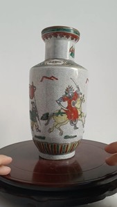 收藏多年的一支哥釉地五彩刀马旦人物战将图花瓶，此瓶成化年制四