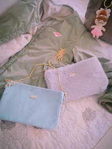 神机姐姐 日本潮牌包包、一组价格135元、一款亮亮的类似绸缎
