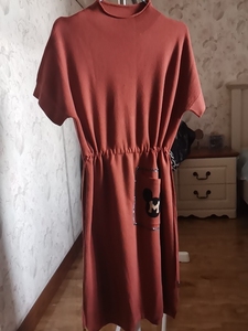 杰斯蜜短袖毛衣裙，九成新，M码，绣红色，收腰款，可以当裙子穿