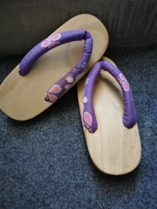 日本木屐女士原木平跟凉拖人字拖COS拖鞋圆边宽版淡紫色小花