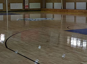 山东区域学校体育馆/篮球训练馆翻新打磨维修实木运动木地板