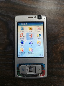 诺基亚n95手机,配件机。屏幕稍微偏黄，勉强能看见白斑。没有