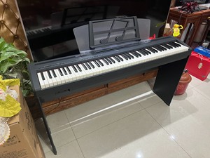 雅马哈电子钢琴P-95B，是之前最热销的产品，初学者的福音，