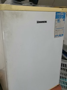买了新冰柜了，出一个奥马保鲜小冰箱68升出了，很耐用，就是不