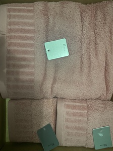 全新丝蕴浴巾三件套，粉色，带包装盒和购物袋。