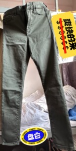 HM军绿色高腰小脚牛仔裤，尺码165/76A，腰围应该是30