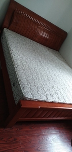 出售2张1.8米宽的实木床，成色新，带床垫，不含床头柜，12