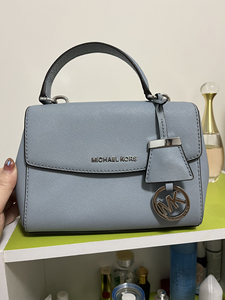 MK包包，9新，天蓝色，可以手拎也可以斜挎，比较小巧的一款包