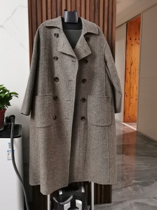欧版大码女款灰褐色双面羊绒大衣，双排扣设计经典大气，面料挺括