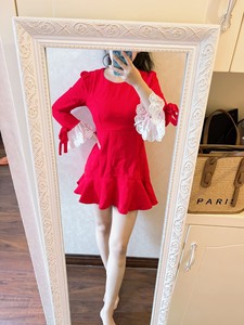红色连衣裙长袖修身显瘦时尚气质款，袖子带蕾丝花边
