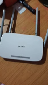 TP-LINK无线路由器白色网速快能穿墙，支持打网游