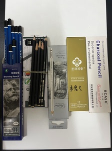 从左至右，马利10B铅笔7支，马可白碳笔9支，辉柏嘉铅笔13