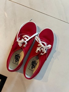vans纯红色小布鞋，穿过一次，使用痕迹如图，鞋多出，可提供