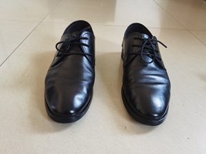凡卡拉米，男款黑色皮鞋，鞋码41码。振华购物中心实体店购买，