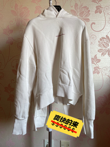 IZZUE白色卫衣，购于香港，最后两张图是我在香港迪士尼玩时