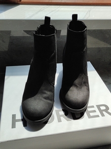 超低价出售Zara黑色高跟鞋，跟高大概4厘米左右，粗跟稳固，