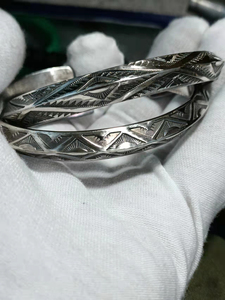 非灵作银饰999纯银，三菱纳瓦霍手镯，手工锻打 。可预定50