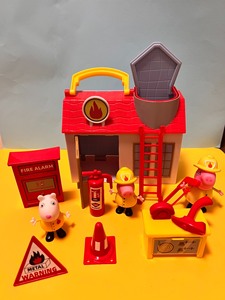 小猪佩奇消防局场景和消防服玩偶