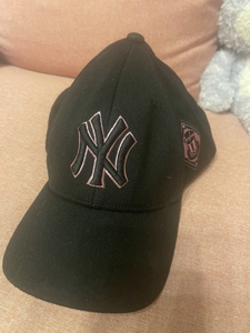 MLB帽子粉色刺绣，购于首尔，尺寸可调节，只带过一次，几乎全