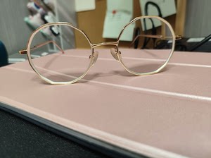 近视眼镜，亨得利实体店购入，400-500度，框加镜片800