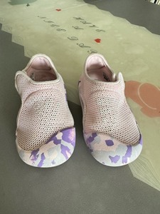 阿迪adidas小浮艇婴童魔术贴凉鞋。轻微使用痕迹。21码。