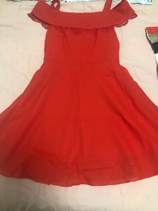广安街中心线实体店购买朵以品牌红色露肩连衣裙，结婚的时候穿过