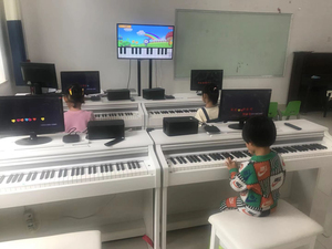 The one 智能钢琴教室。5台智能钢琴、5个显示器、1台