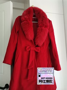 商场品牌盛世佳人正红色羊毛大衣，衣领是大狐狸毛，毛上面还有花