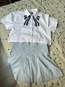 HM白色蝴蝶结短袖衬衫➕优衣库蓝色短裙