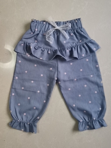 儿童裤子，蓝底粉点，有个蕾丝腰带，很可爱，没穿过，大概90码