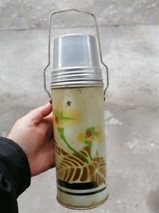 七十年代旅游小茶瓶。除了老旧㾗迹外保存完好，是民俗怀旧佳品。