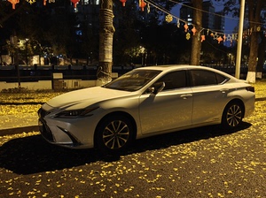 成都旅游租车 婚车租借 带司机 八年老司机 车是雷克萨斯es