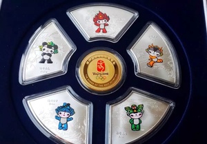 北京奥运会 吉祥物 福娃 绝版金银纪念章  北京奥运特许商品