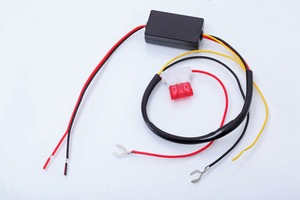 日行灯控制器汽车电容稳压器通用改装解锁亮灯自动led灯感应器