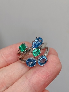 好美丽不多见的蓝绿配铂金祖母绿以及海蓝宝，宝石几乎都是全净体