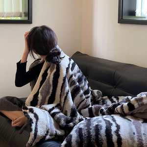 简约条纹马吉拉兔毛盖毯冬季客厅沙发休闲毯子黑白风保暖四季床品