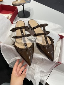 豆包在意大利 Valentino/华伦天奴女款巧克力色铆钉尖头平底鞋