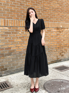 赫本风黑色天丝连衣裙2024年夏季新款泡泡袖V领收腰气质过膝长裙