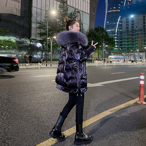 亮面白鸭绒羽绒服女2023年新款韩版时尚中长款超大毛领紫色外套冬