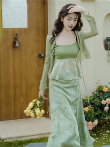 温柔风夏天三件套女装裙子甜辣设计感套装绿色吊带开衫搭配半身裙
