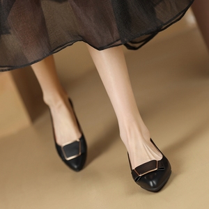 法式单鞋女2024夏季新款粗跟黑色浅口工作鞋平底气质尖头方扣女鞋