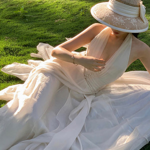 白色挂脖v领连衣裙超仙度假高级感晚礼服平时可穿气质法式长裙女