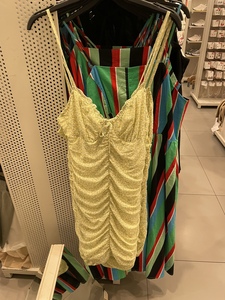 HM女装专柜正品 黄色绿色花朵网纱褶皱吊带修身连衣裙1065968