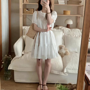 韩系新款蕾丝镂空配腰带白色连衣裙女2024夏季宽松休闲设计感裙子